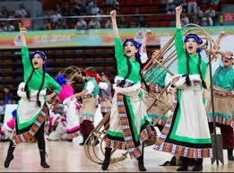 杨瀚森NBA生涯首次首发，被打到面部痛苦倒地，裁判未及时吹停比赛引争议